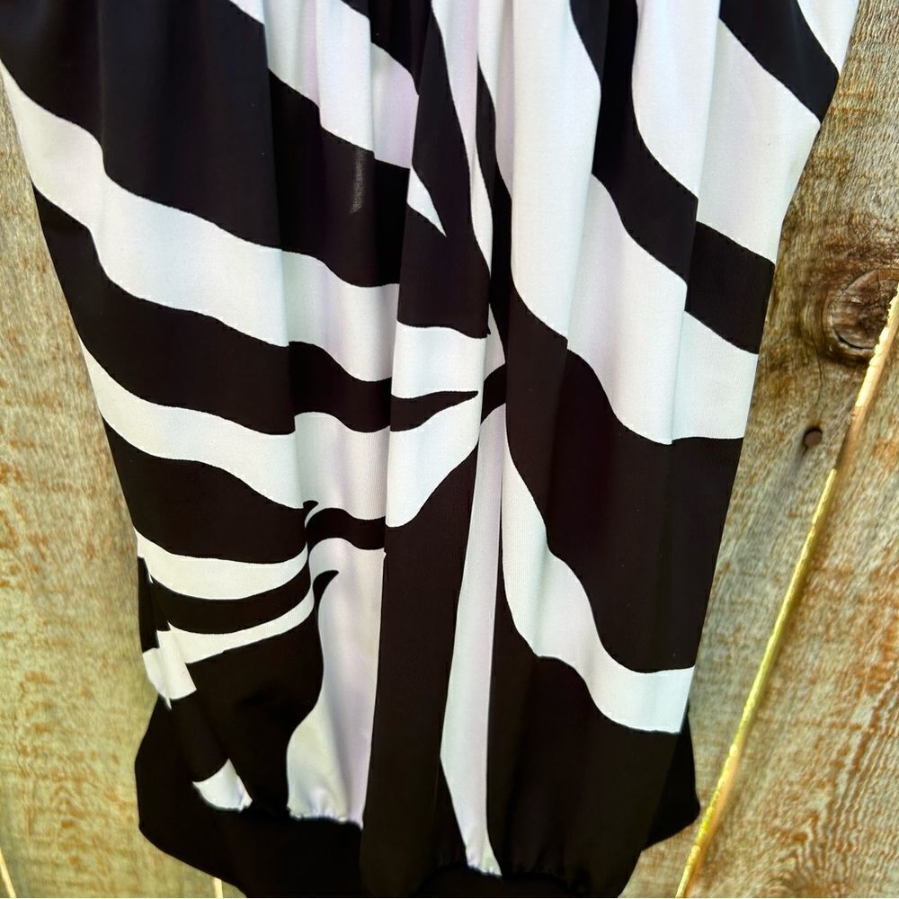 Blouse sleeveless. Size is medium. Padded chest area. - Picture 5 of 8